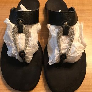 Aero soles Black Flip Flops w/ Rhinestones-Sz 9.5